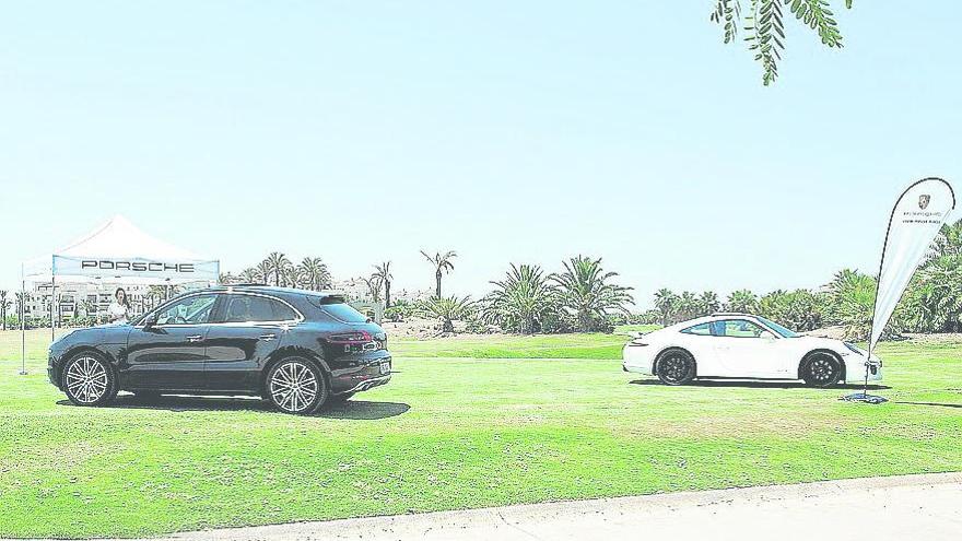 Modelos del Centro Porsche Murcia durante el torneo en La Torre Golf Resort