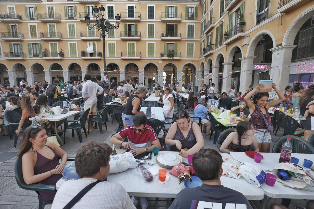 El penúltimo ‘sopar a la llesca’ del verano recupera la Plaza Major para los vecinos