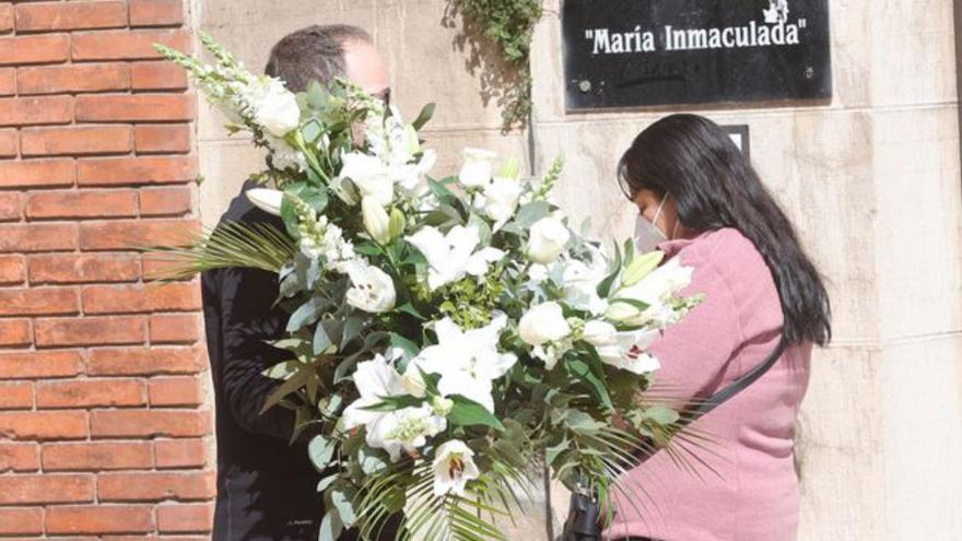 Entre lágrimas, aplausos y "sin odio": así despidió Oviedo a Erika, la niña de 14 años asesinada en el portal de su casa