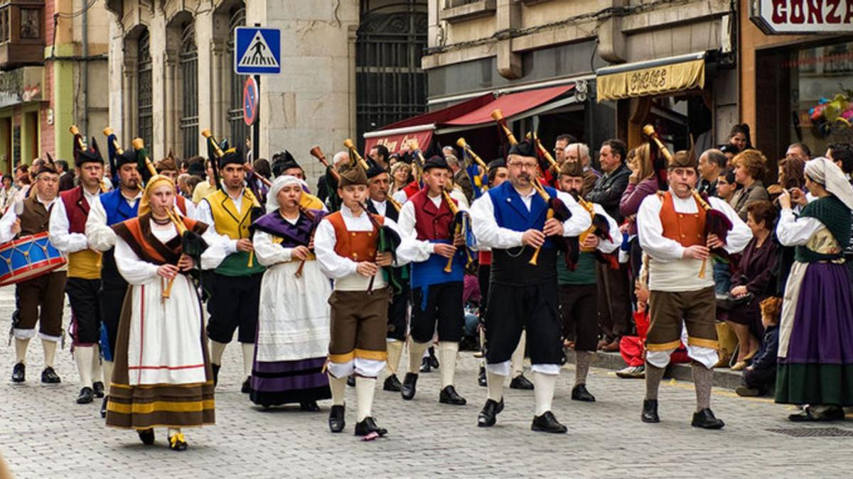 Bandas de gaitas por Noreña, en una imagen de archivo.