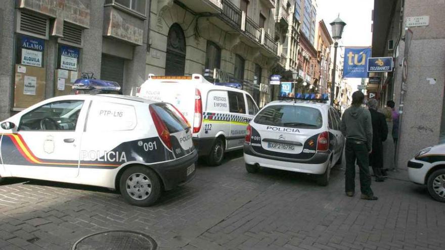 Coches patrulla de la Policía Nacional efectúan un servicio en la calle.