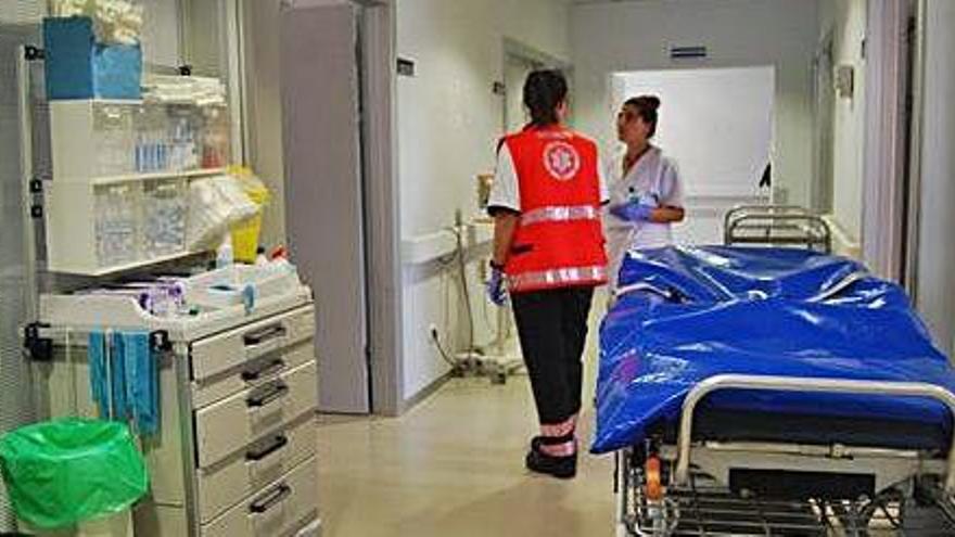 Una técnico del 061 en el Hospital de Formentera en una imagen de archivo.