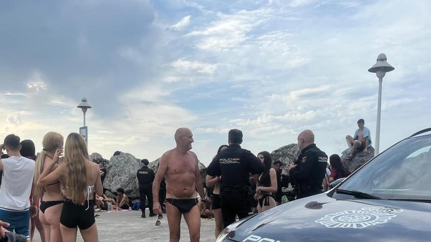 Dos jóvenes que simularon pelearse con guantes de boxeo en Gijón generan un gran revuelo en Poniente