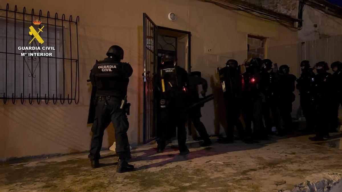 Efectivos entran y registran el inmueble