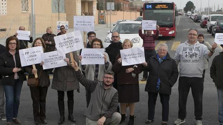 Vecinos de Rabasa cortan la avenida Jaime I para exigir la vuelta del autobús