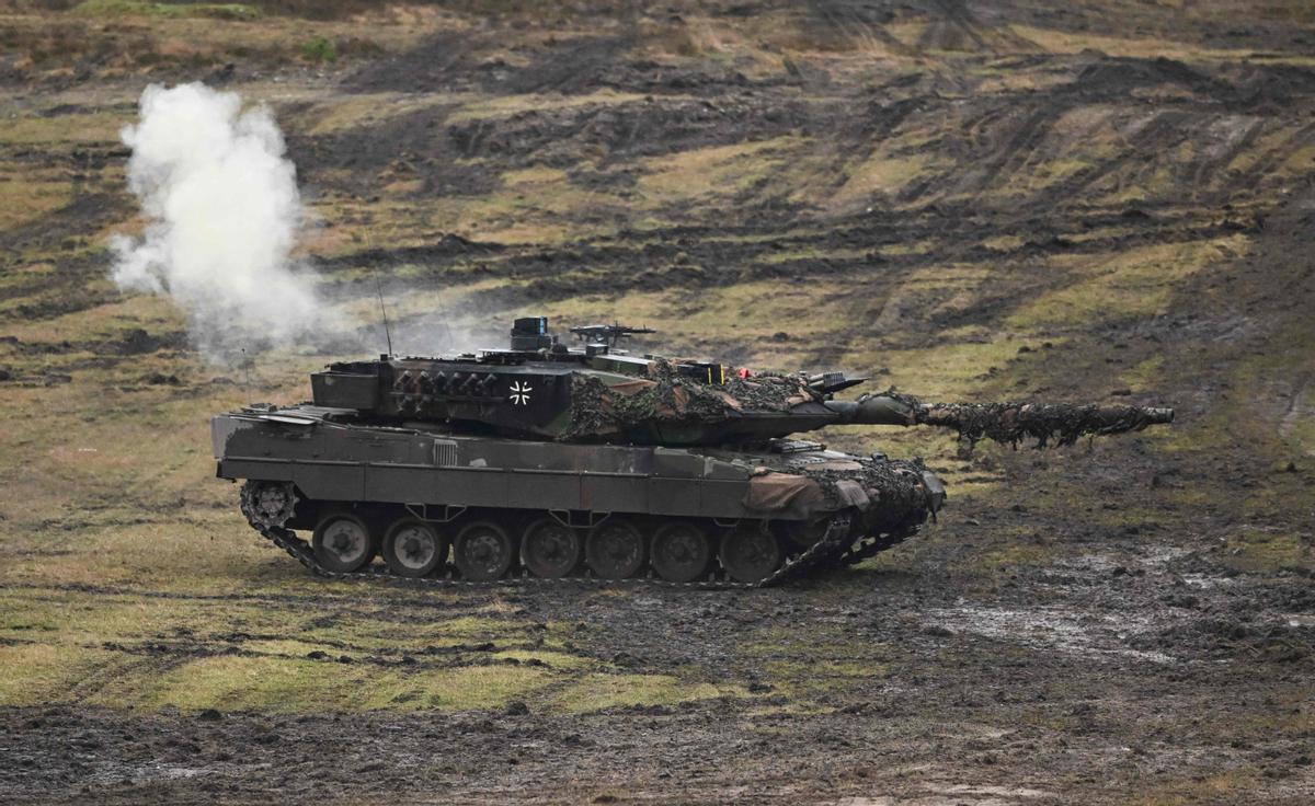 El ministro de Defensa alemán, Boris Pistorius en unas maniobras militares para conocer el tanque Leopard 2