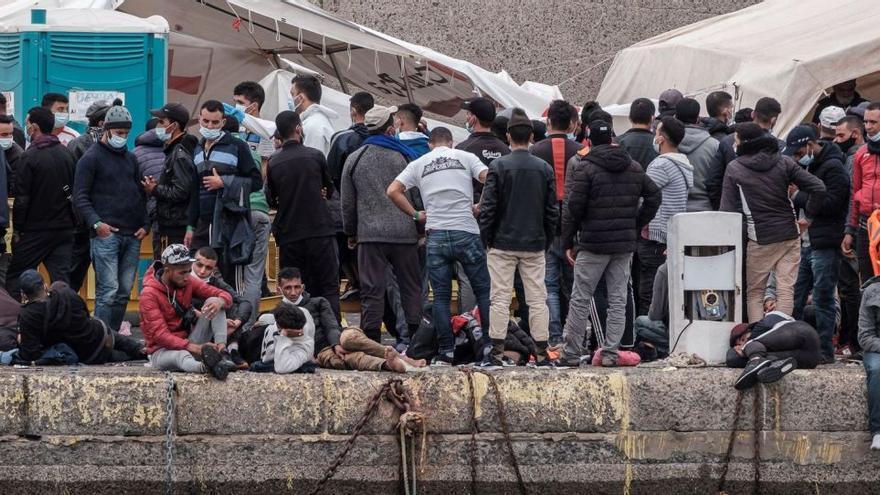 Un grupo de inmigrantes en el muelle de Arguineguín, Gran Canaria, el 11 de noviembre de 2020 cuando llegaron a concentrarse más de 2.500 personas en el mismo espacio.