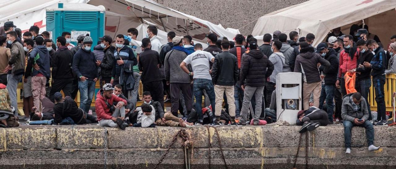 Un grupo de inmigrantes en el muelle de Arguineguín, Gran Canaria, el 11 de noviembre de 2020 cuando llegaron a concentrarse más de 2.500 personas en el mismo espacio. | | EFE/ ÁNGEL MEDINA