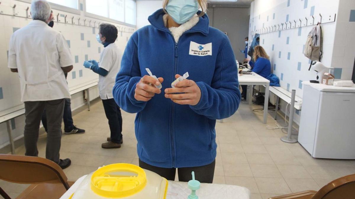 Txell Castillo, estudiant
d’Infermeria, preparant les
dosis per a vacunar.  marc martí