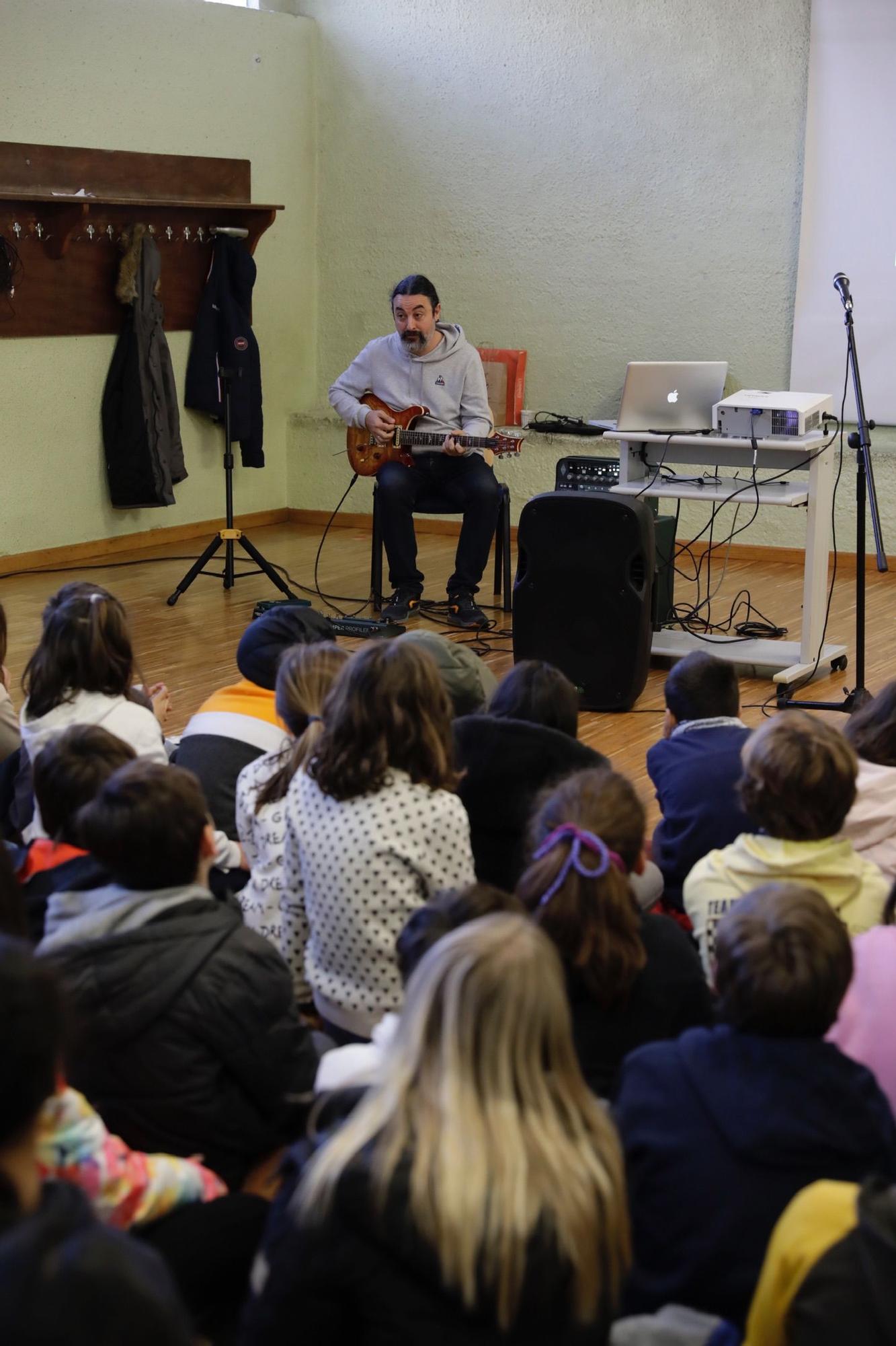 En imágenes: Encuentro de Pablo García, guitarrista de Warcry, con alumnos del colegio de La Gesta