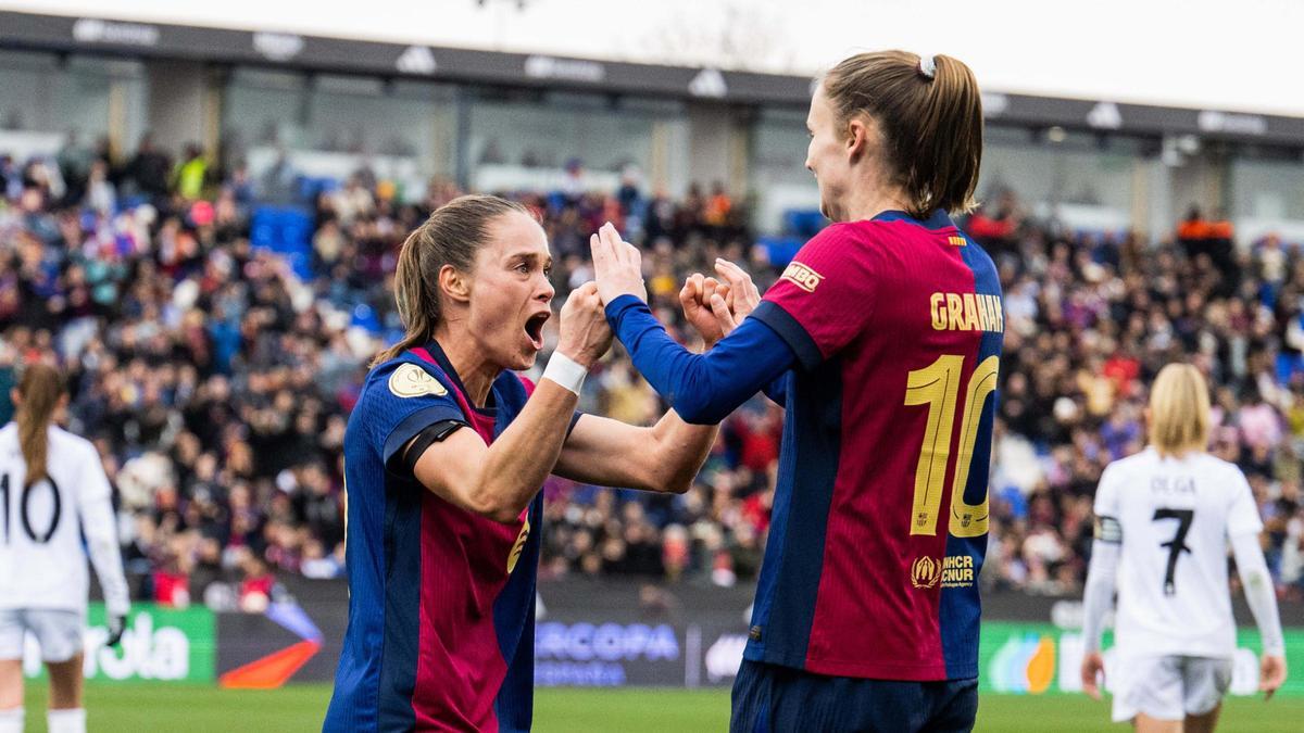 Pajor celebra con Graham su doblete ante el Real Madrid