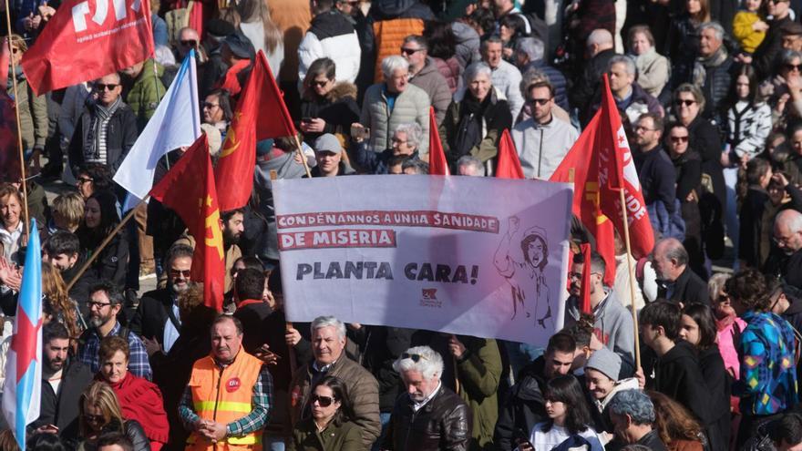 Participantes en la manifestación en defensa de la sanidad pública, el domingo, en Santiago. |   // E.P.