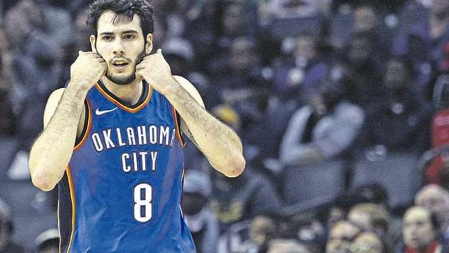 Abrines celebrando uno de los seis triples que anotó en el partido  ante Memphis.