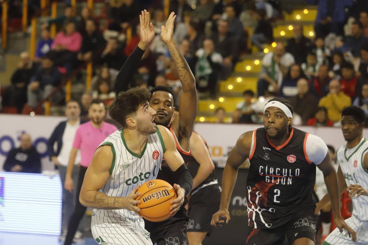 El debutante Imru Duke, a la derecha, atento a ayudar a su compañero Tavin Pierre en una defensa.