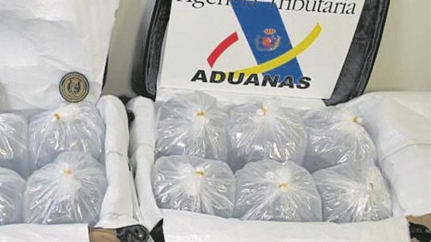 Interceptan 26 kilos de angulas en bolsas de agua en València