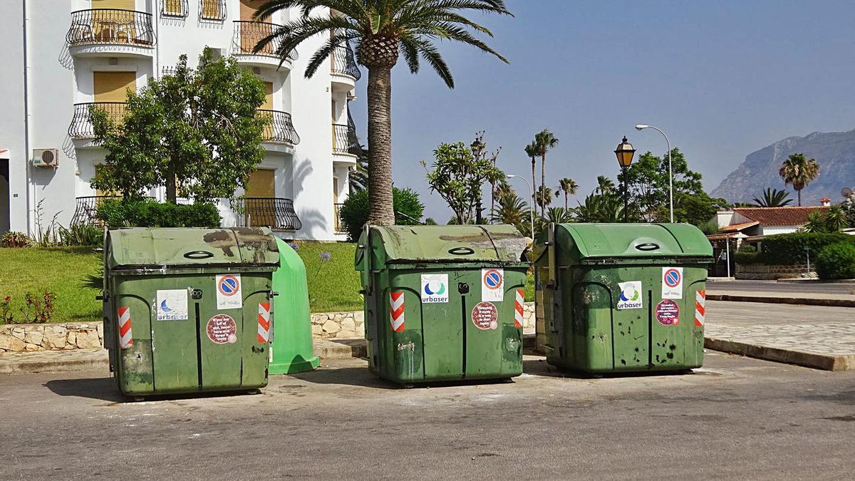 Una batería de vetustos contenedores, en la zona de Les Marines de Dénia. | C.L