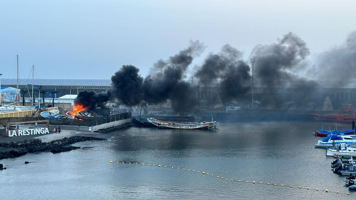 Incendio en el depósito de cayucos en La Restinga