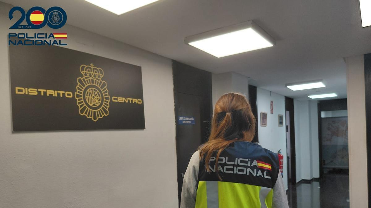 Una agente del Grupo de Policía Judicial de la Comisaría Centro de la Policía Nacional.