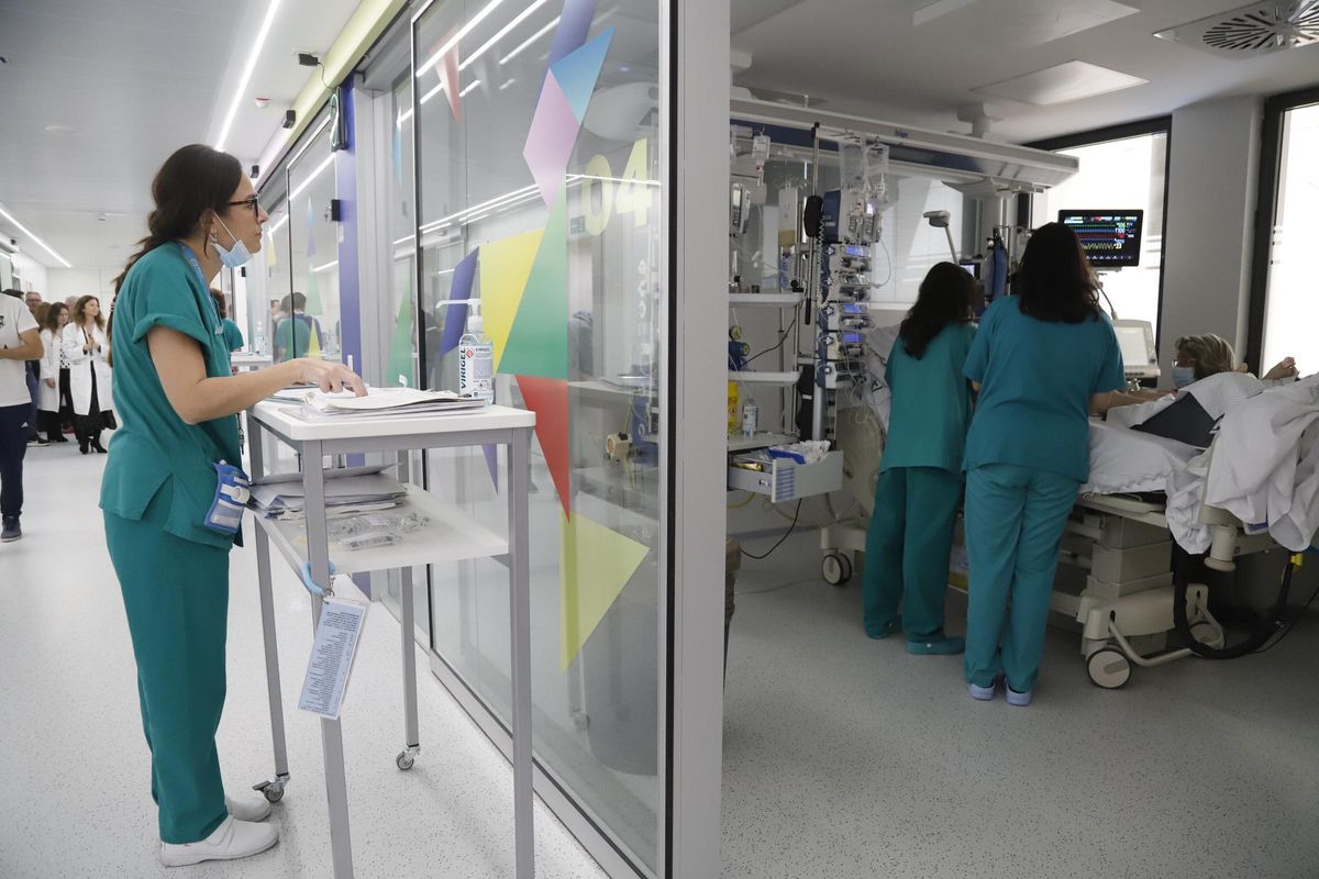 Trabajos en la UCI del Reina Sofía de Córdoba.
