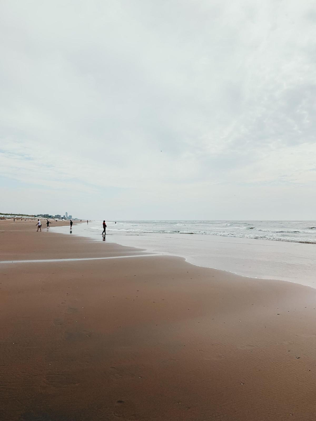 Un día de playa nublado