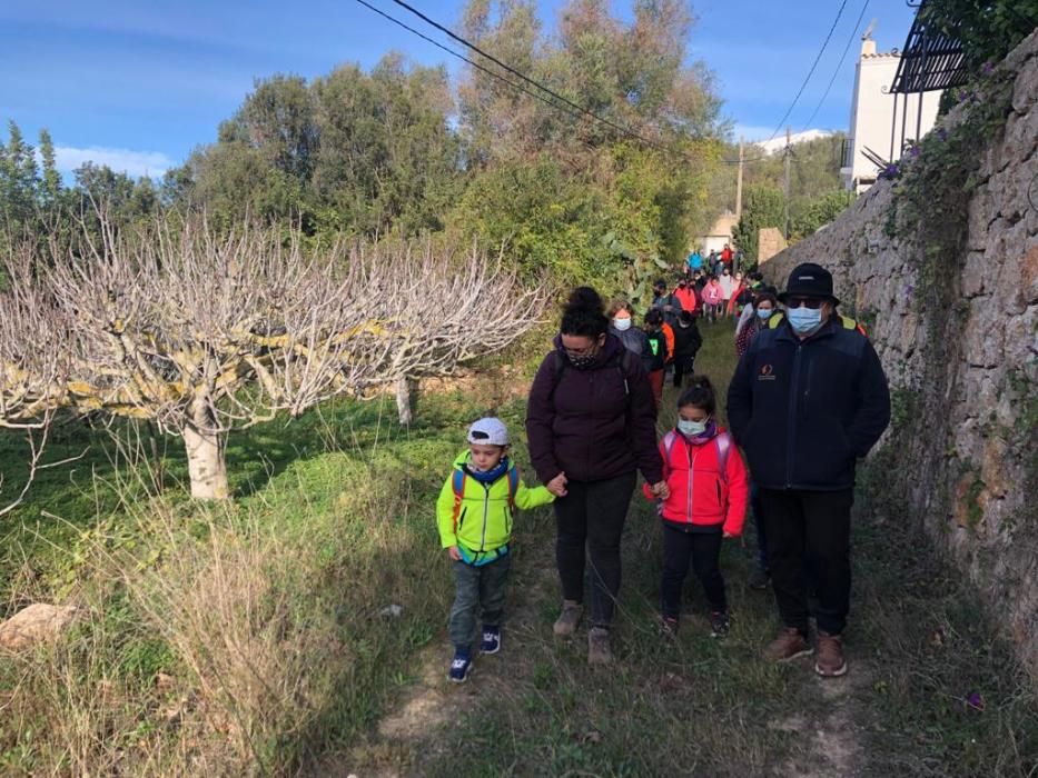 Sa Colla d''es Vedrà y los vecinos de Sant Agustí cumplen con su visita navideña a los tres pozos que han restaurado en los últimos diez años