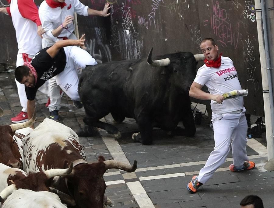 El segon dia dels Sanfermines comença amb un dels 'encierros' més llargs dels últims anys.