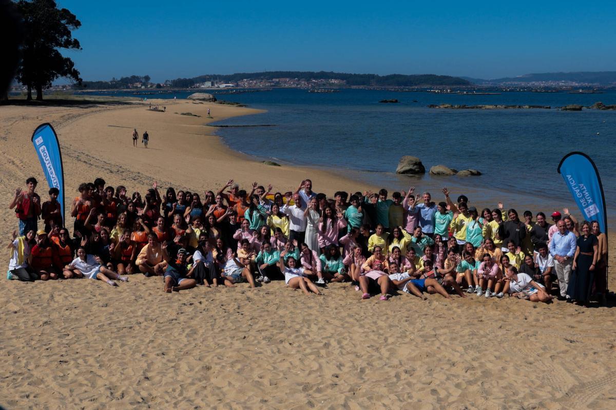 Autoridades, jóvenes y monitores del campamento de As Sinas posaron en una foto de familia.