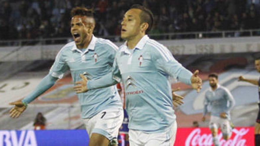 Fabián Orellana celebra el primer gol del Celta junto a Guidetti y Bongonda. // J. Lores