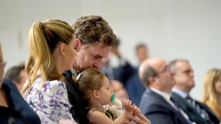 Pau Gasol, junto a su mujer y su hija, en el acto del pasado verano en el que recibió la Real orden del Mérito Deportivo en La Moncloa de manos de Pedro Sánchez.