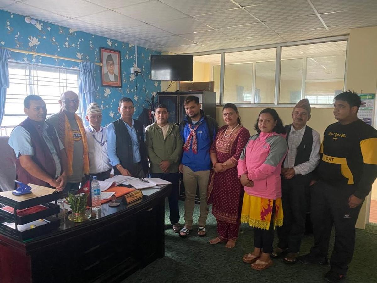 Imagen de una reunión de Magí Ferrer y Santosh Subedi con el gobernador de Pokhara.