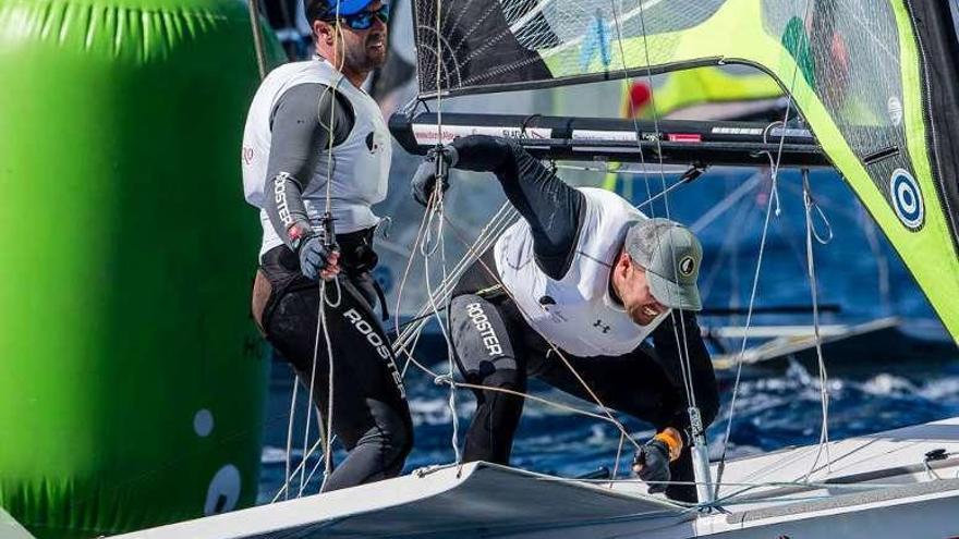 Los hermanos Alonso, durante una regata.