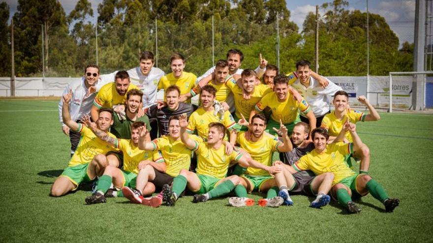 Los estradense celebran su ascenso sobre el campo. |  // BERNABÉ