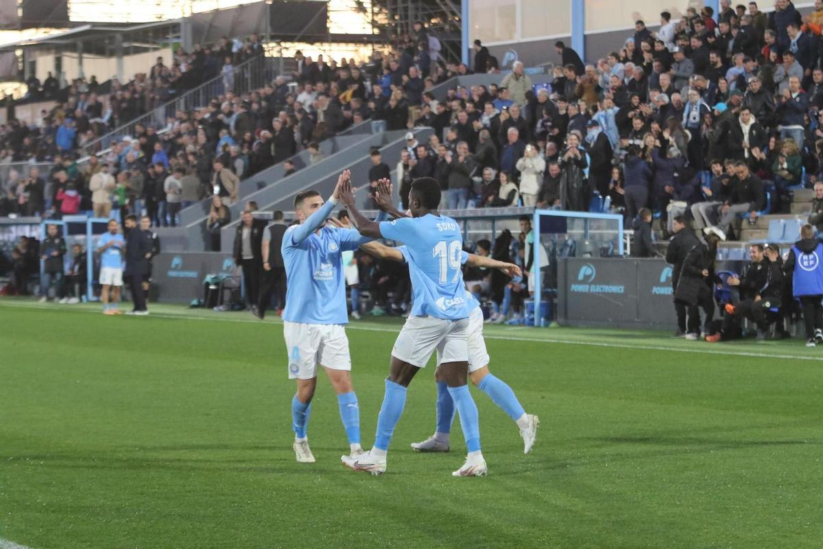 El celeste Soko celebra un gol para el Ibiza con sus compañeros en Can Misses, esta temporada.