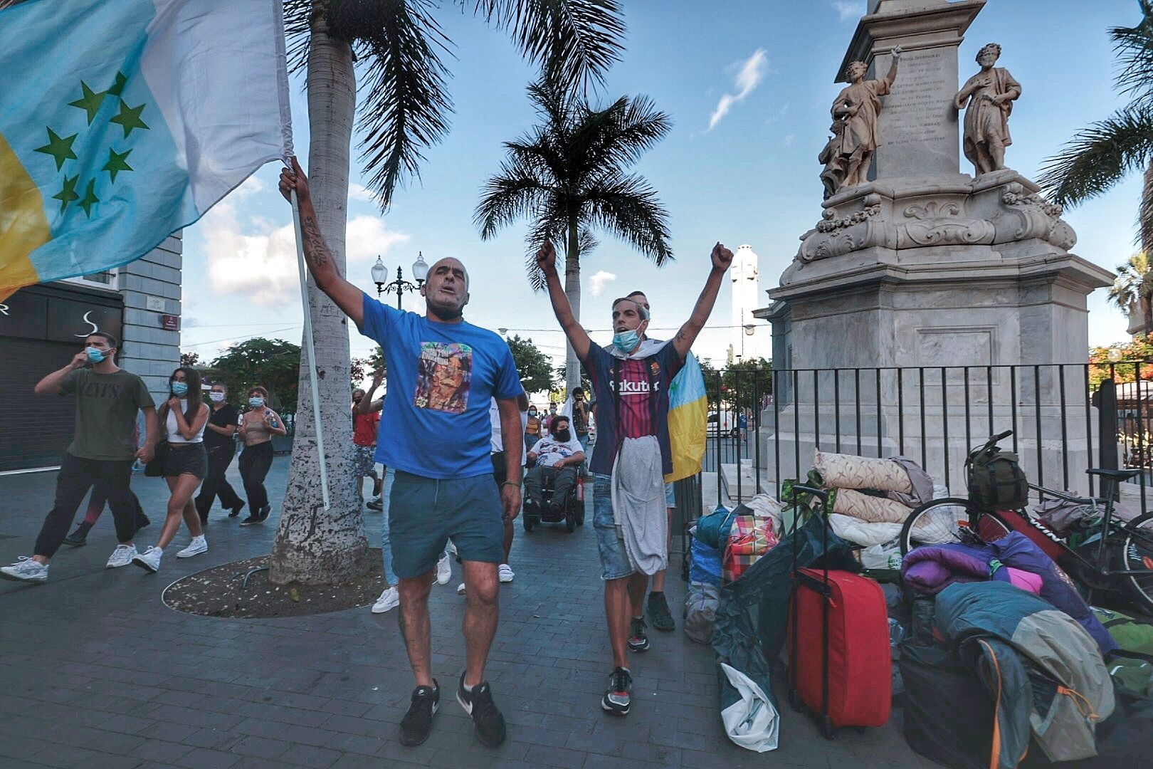 Traslado de la acampada de la plataforma antidesahucios en Santa Cruz