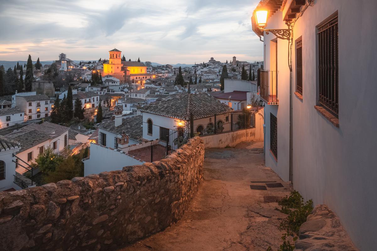 El casco histórico de Granada con la iglesia de San Salvador al fondo