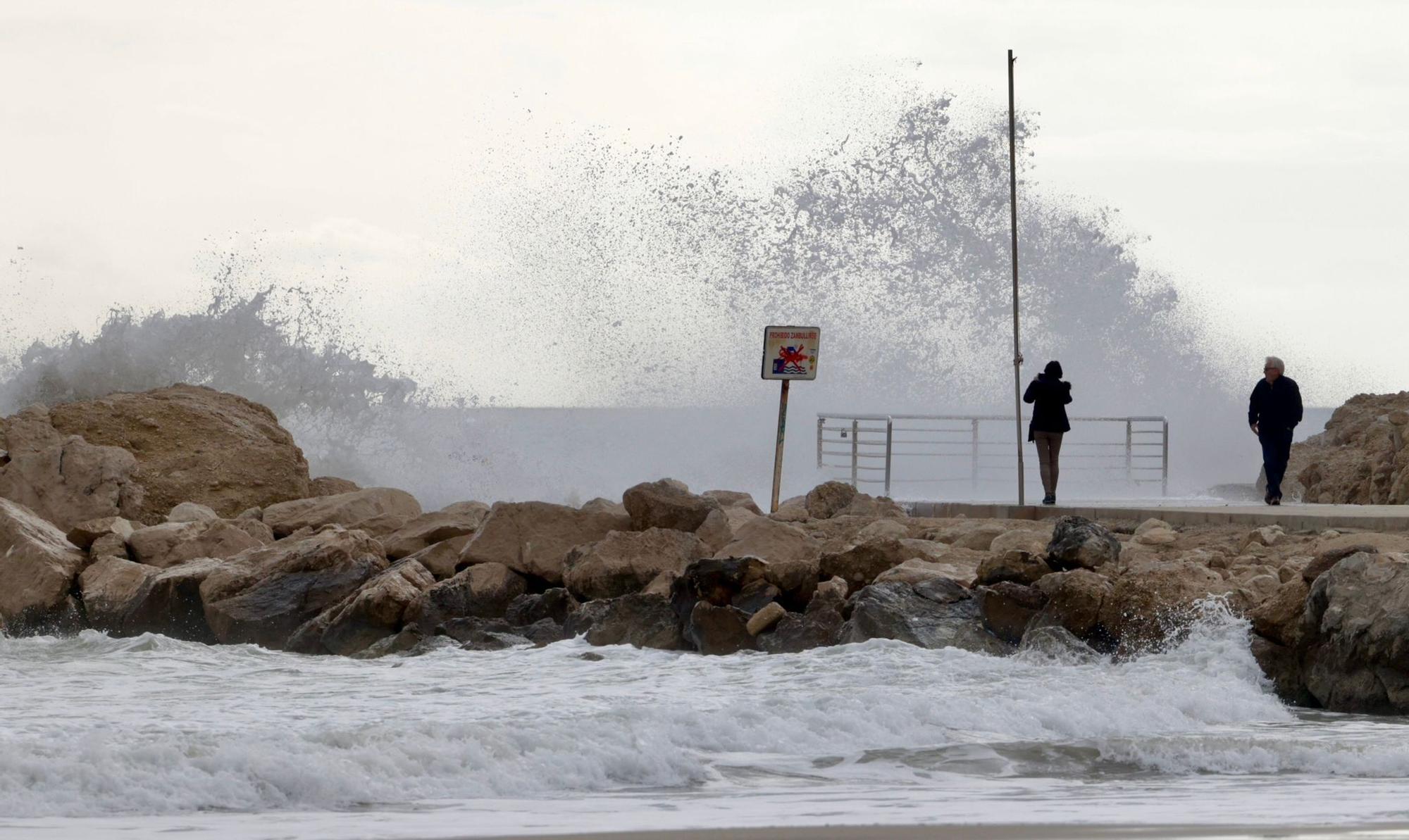 El temporal de Isaack golpea la playa del Postiguet y la Albufereta