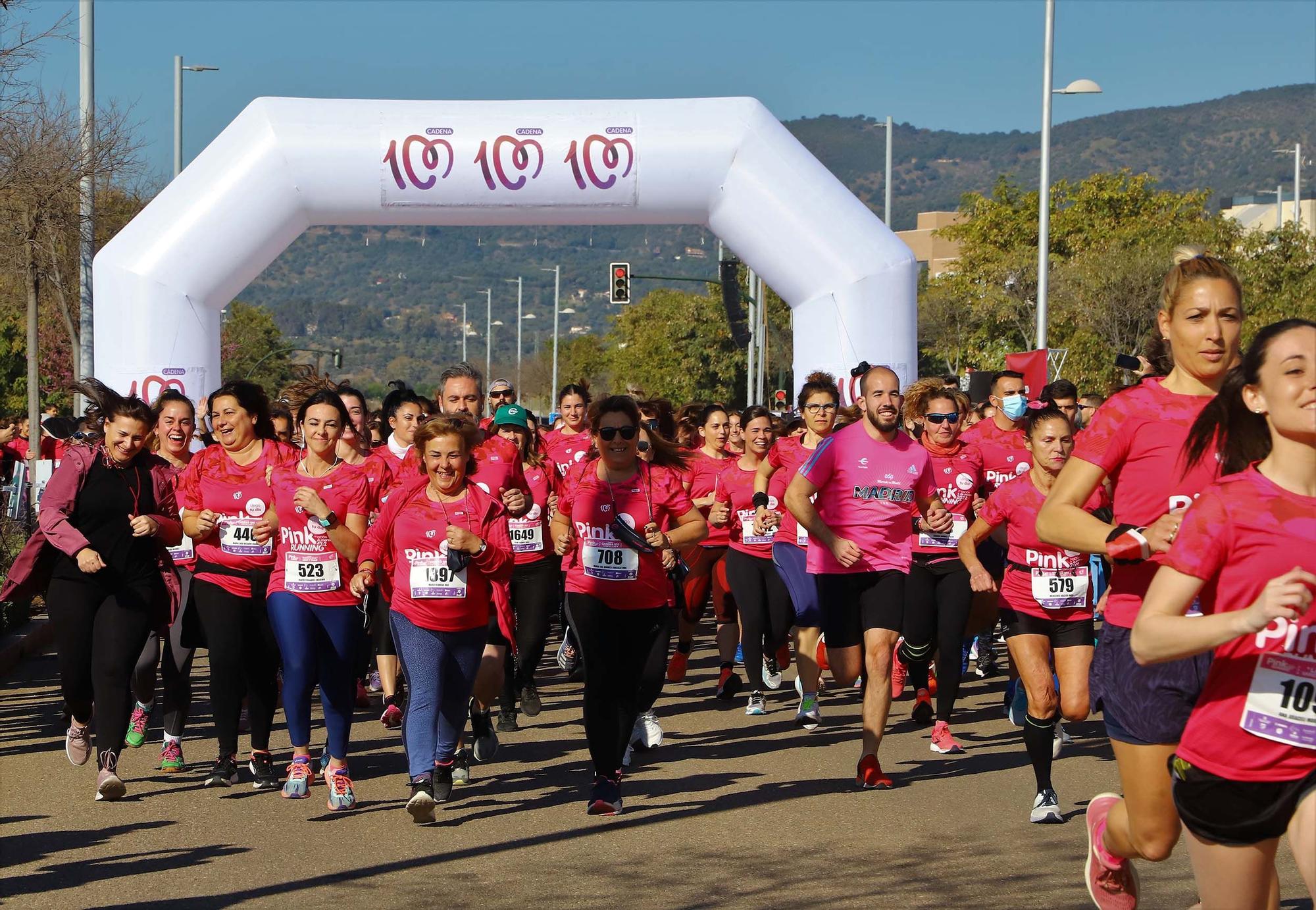 'Pink Running': más de 2.000 corredoras tiñen de rosa las calles de Córdoba