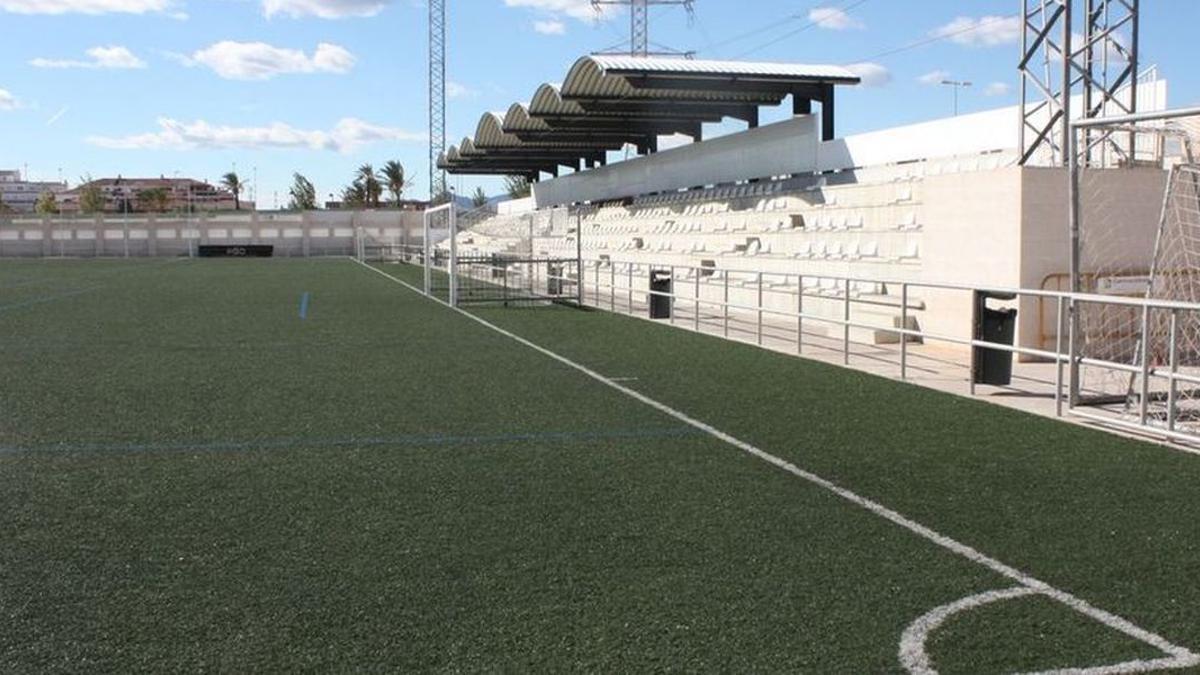 Almassora inicia este mes la sustitución del césped del campo de fútbol José Manuel Pesudo por 259.000 euros.