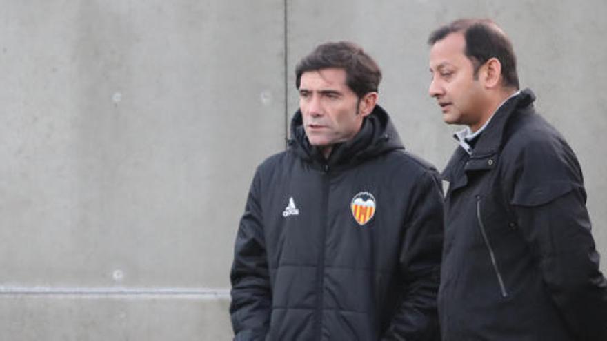 Anil Murthy, conversando con Marcelino durante un entrenamiento.