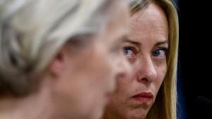 Giorgia Meloni observa a Ursula von der Leyen, en una rueda de prensa.