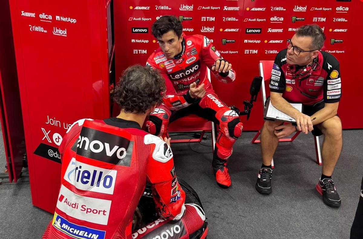 Marc Márquez y 'Pecco' Bagnaia conversan en el test de pretemporada, en Malasia. / JESÚS ROBLEDO