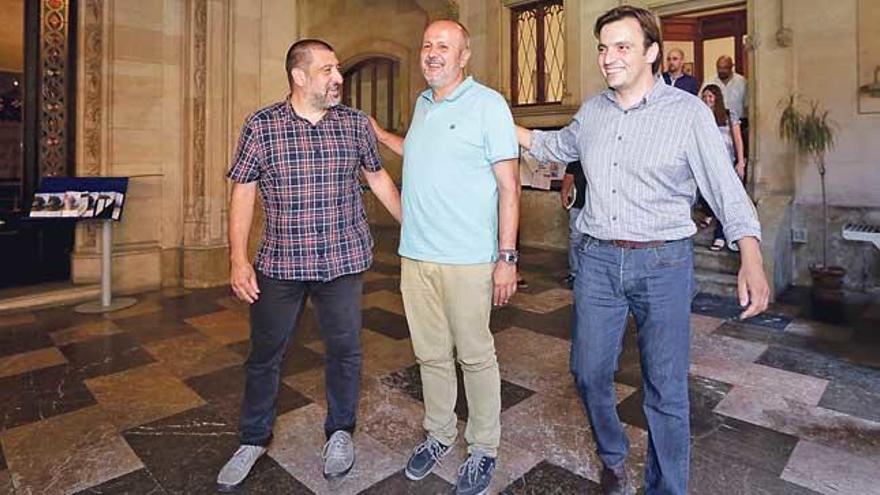 Miquel Ensenyat, en el centro, junto a Francesc Miralles (derecha) y Jesús Jurado (izquierda) ayer en el Consell.