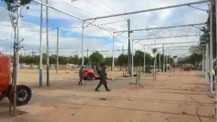 El Ayuntamiento de Córdoba inicia la instalación de toldos en El Arenal para la Feria de 2026