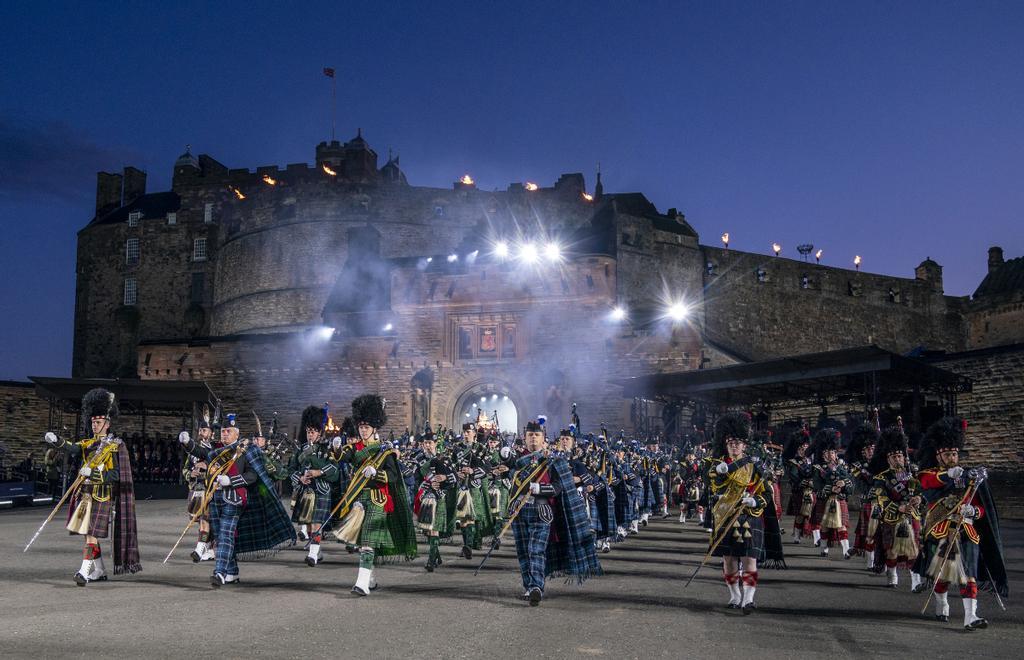 El desfile nocturno del Royal Edinburgh Military Tattoo es grandioso.