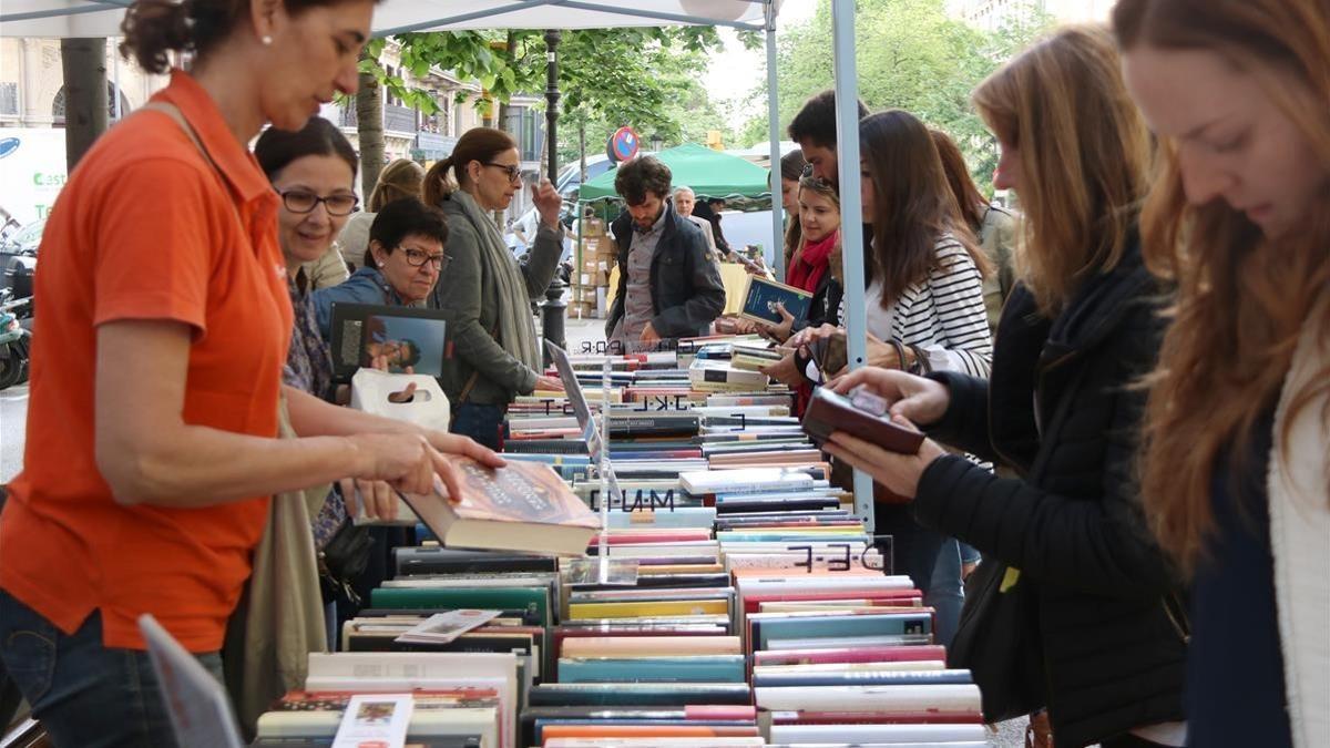 zentauroepp43045012 parada de llibres a rambla de catalunya per sant jordi  imat180423104655