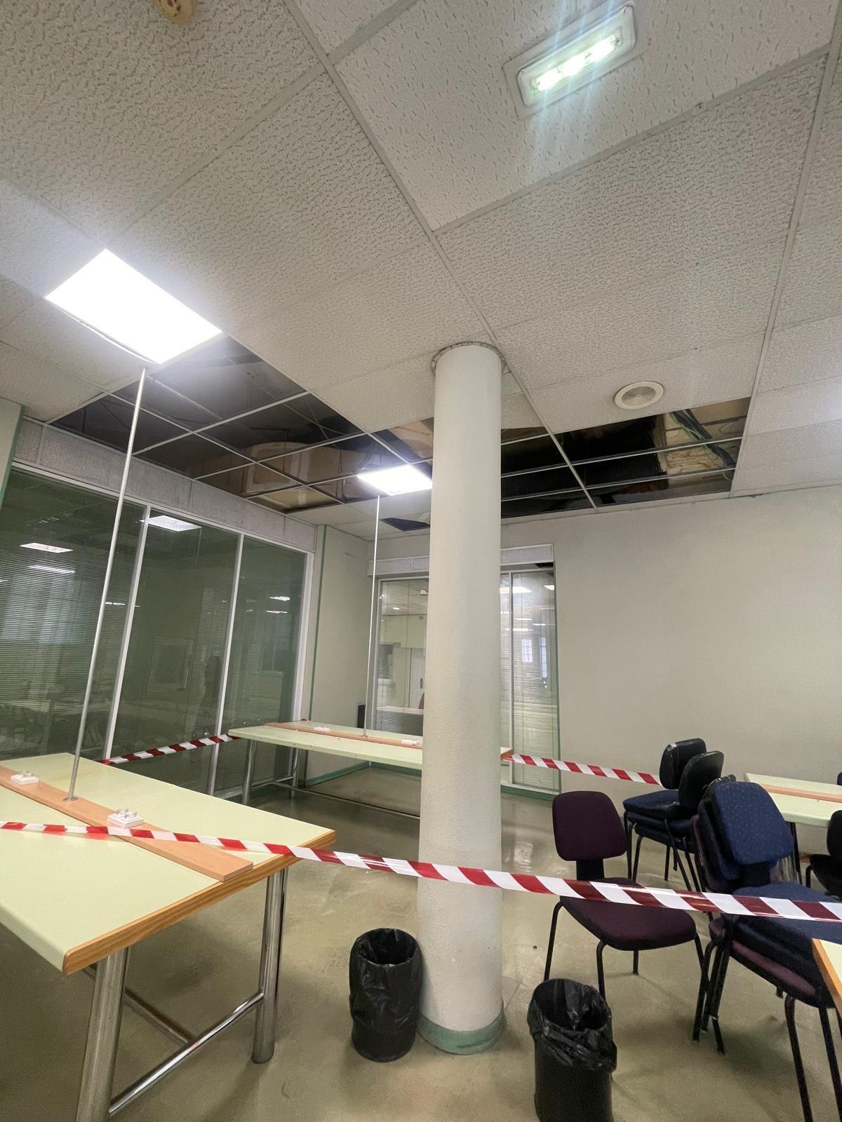 Derrumbe del falso techo de la biblioteca CAI-Universidad de Zaragoza.