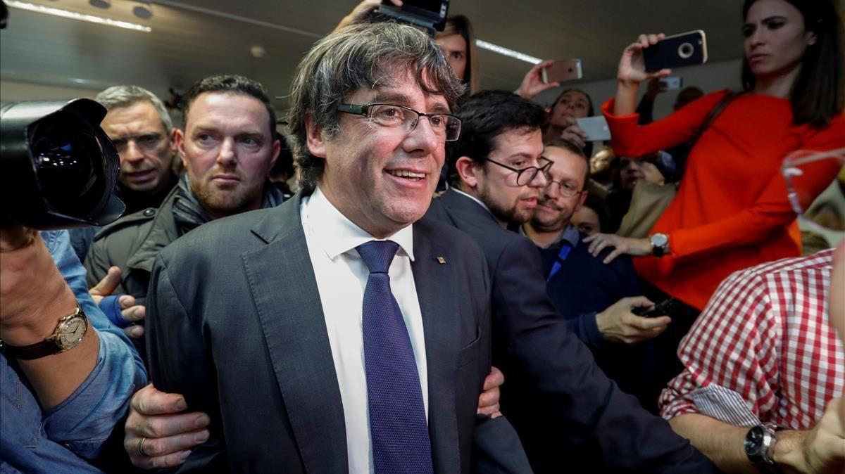 Carles Puigdemont, en una imagen de archivo, compareciendo a una conferencia de prensa en Bruselas.