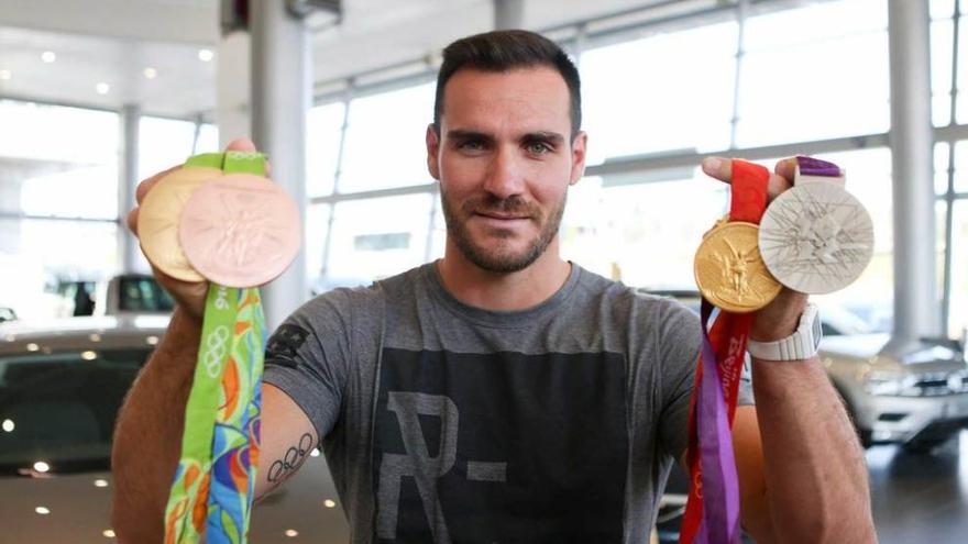 Saúl Craviotto, con las medallas conseguidas en su carrera deportiva.