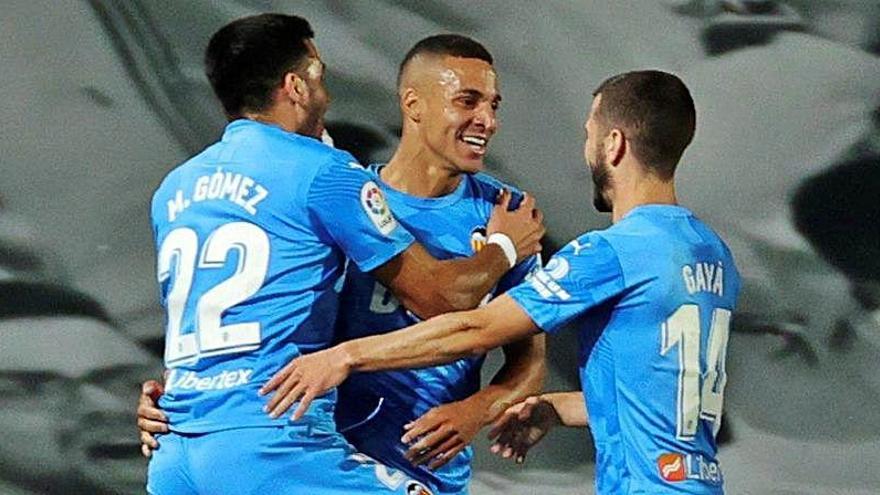 Rodrigo, Gayà y Maxi celebran el gol que no subió al marcador.