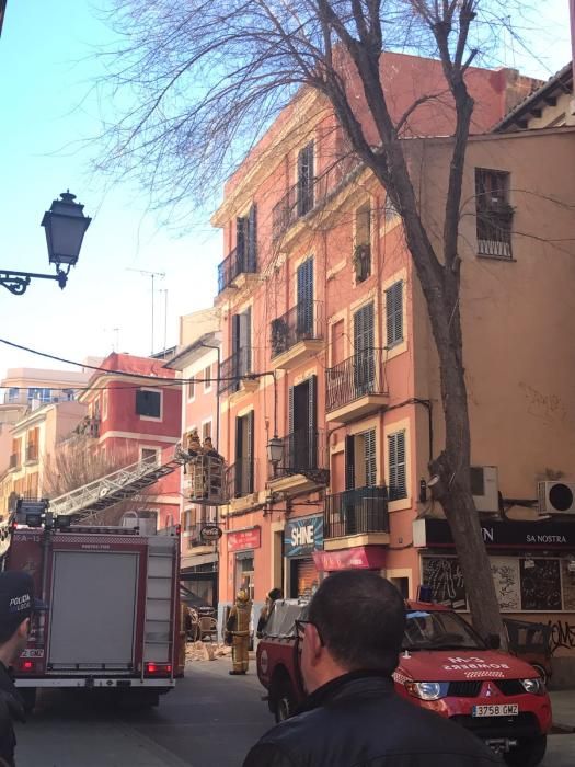 In der Fußgängerzone des Carrer Oms im Zentrum von Palma sind am Dienstagvormittag (14.2.) Steinblöcke dreier Balkone herabgestürzt. Ein 20-jähriger Kellner wurde leicht verletzt.